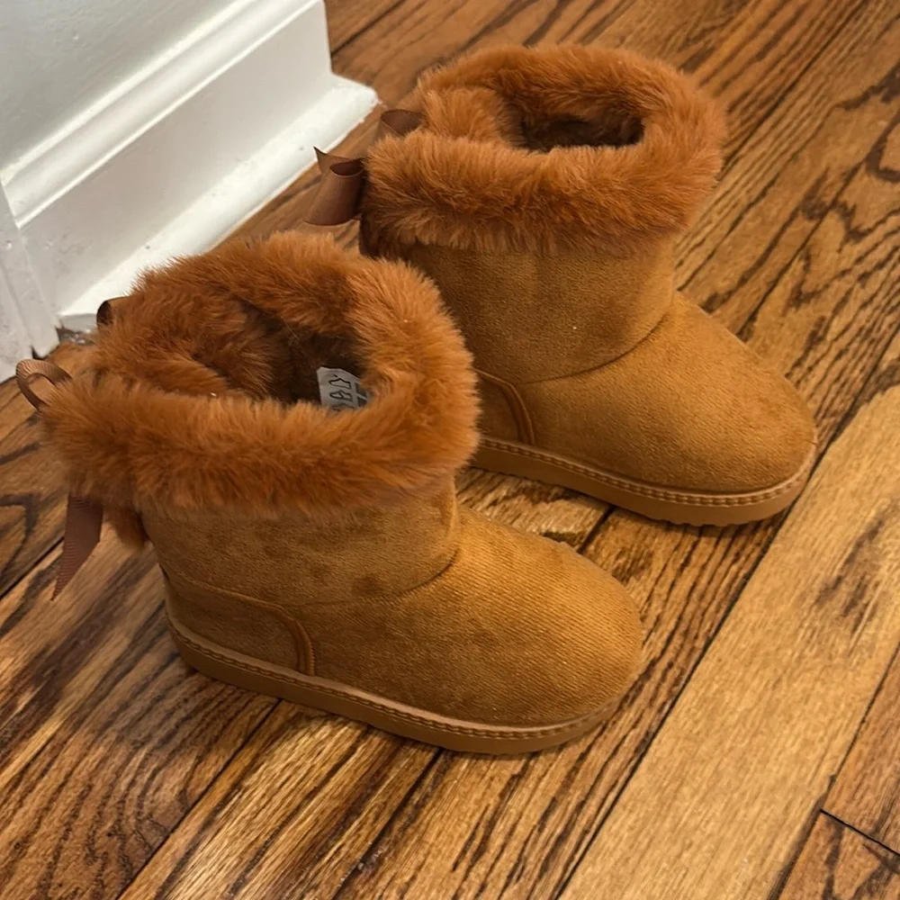 Brand new fuzzy boots - toddler size 7